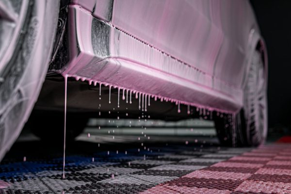 rozowa aktywna piana o zasadowym ph pink snow foam w uzyciu